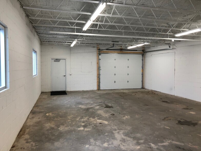 More Photos Of 5213 W Broadway Ave, Minneapolis Auto Dealership For Lease