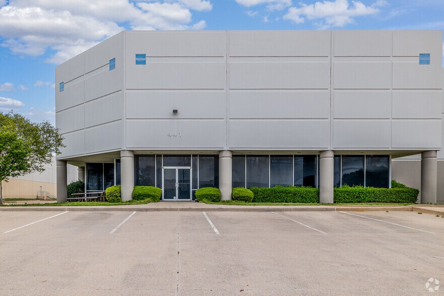 More Photos Of 401-441 Railhead Rd, Fort Worth Distribution For Lease