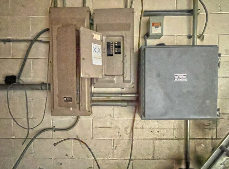 More Photos Of 1101 W Sheridan Ave, Shenandoah Auto Repair For Sale