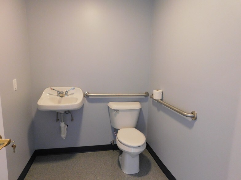 More Photos Of 271 Derry Rd, Litchfield Medical For Sale