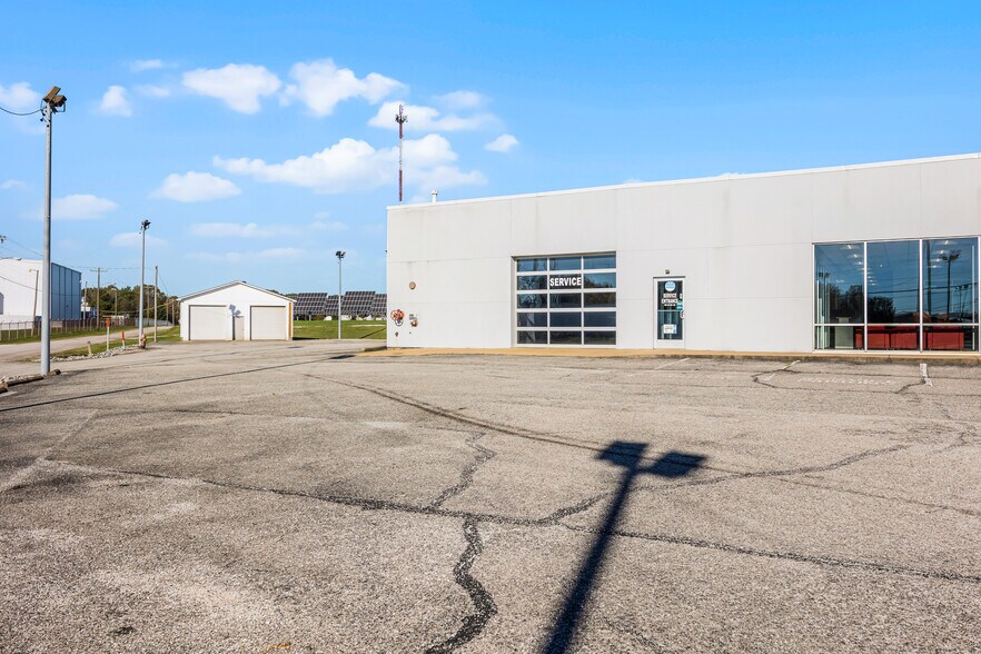More Photos Of 3301 Eastend Ave, Humboldt Auto Dealership For Sale