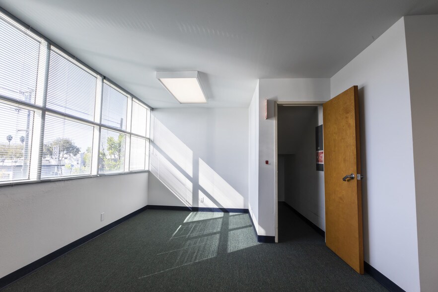 More Photos Of 711 E Wardlow Rd, Long Beach Office For Lease