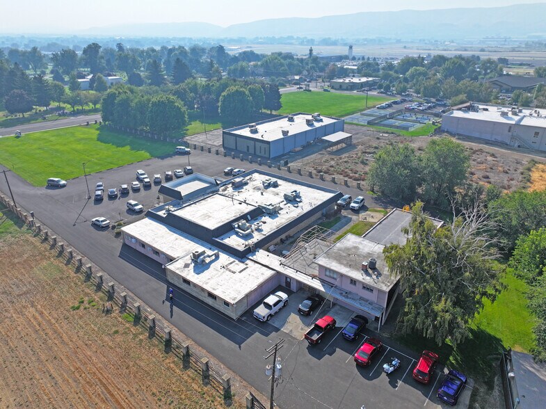 More Photos Of 1608 S 24th Ave, Yakima Movie Radio TVStudio For Sale