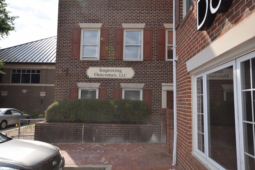 More Photos Of 121-123 Rowell Ct, Falls Church Office For Lease