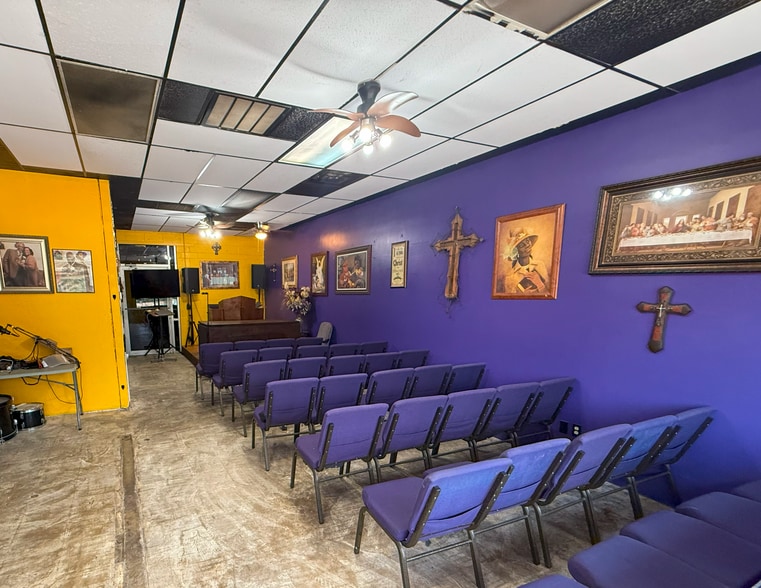 More Photos Of 2652 Cedar Crest Blvd, Dallas Storefront For Sale