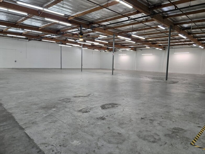 More Photos Of 6919 Hayvenhurst Ave, Van Nuys Warehouse For Lease