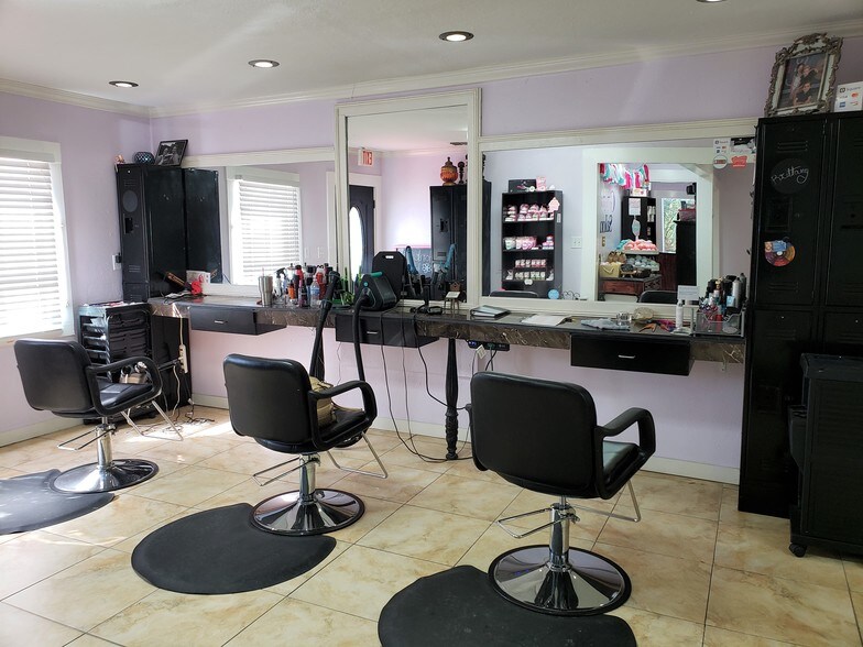 More Photos Of 536 NW Orange St, Lake City General Retail For Lease