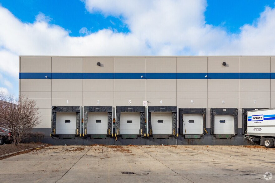 More Photos Of 2315-2317 Landmeier Rd, Elk Grove Village Warehouse For Lease