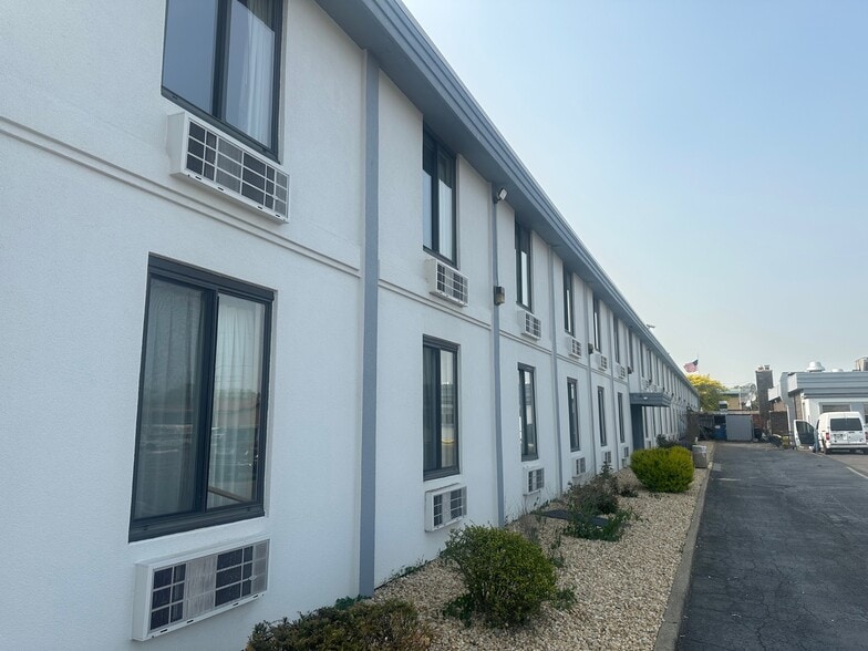 More Photos Of 2080 Mannheim Rd, Northlake Hotel For Sale