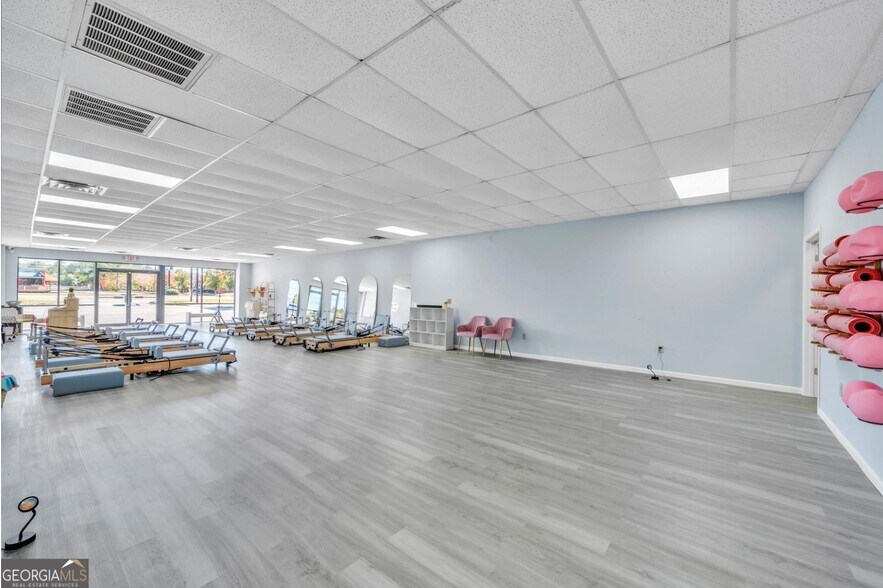 More Photos Of 905 Hillcrest Pky, Dublin Storefront For Sale