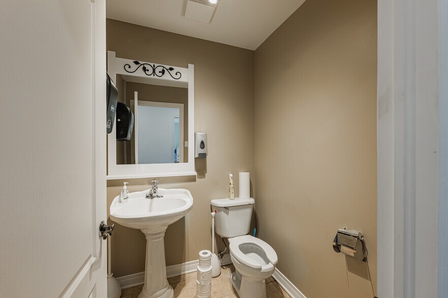 More Photos Of 675 Boul Samson, Laval Office For Sale