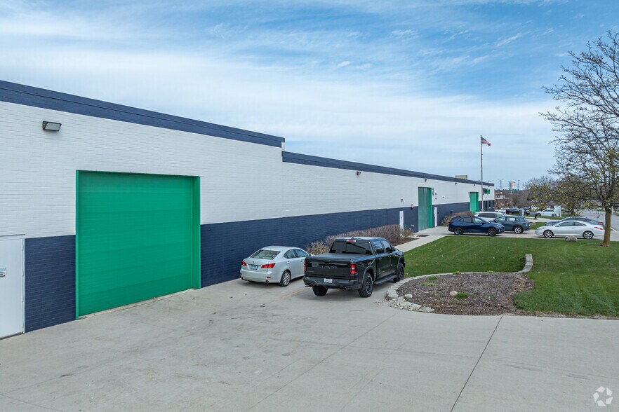 More Photos Of 5200 Thatcher Rd, Downers Grove Warehouse For Lease