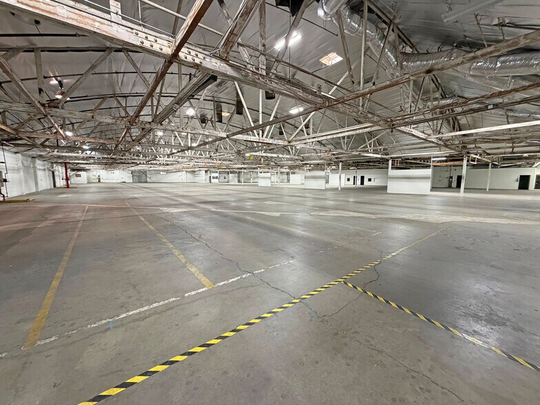More Photos Of 11501 Hart St, North Hollywood Manufacturing For Lease