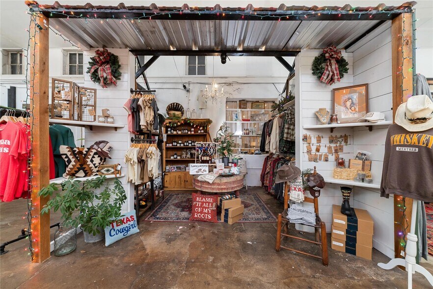 More Photos Of 508 N Center Ave, Brownwood Department Store For Sale