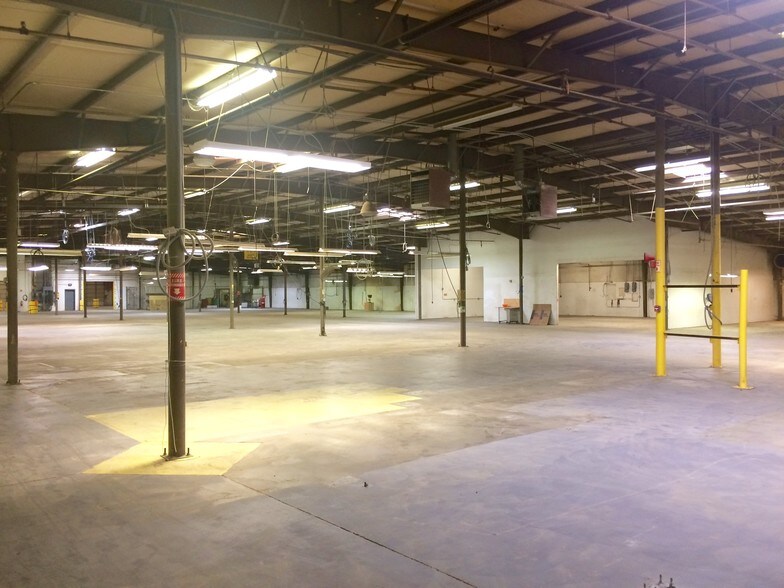 More Photos Of 125 Roxbury Industrial Ctr, Charles City Warehouse For Lease