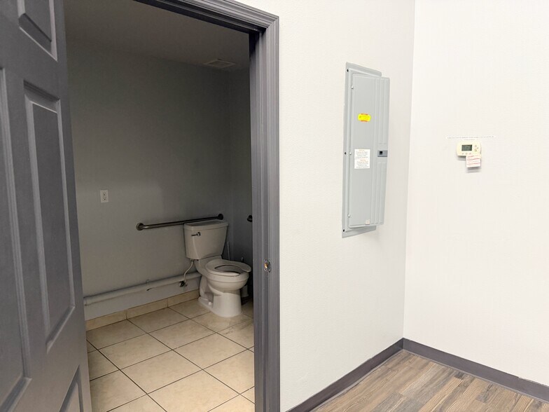 More Photos Of 16547 US Highway 19, Hudson Showroom For Lease