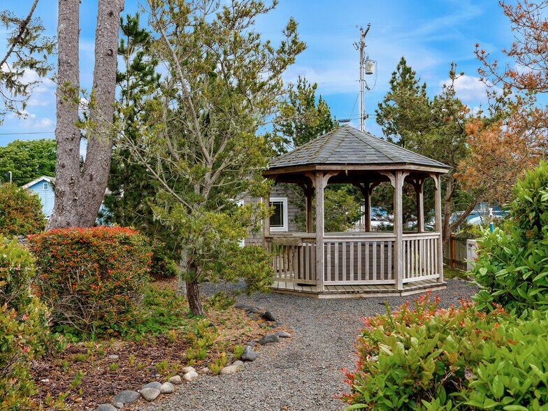 More Photos Of 1021 Promenade, Seaside Specialty For Sale