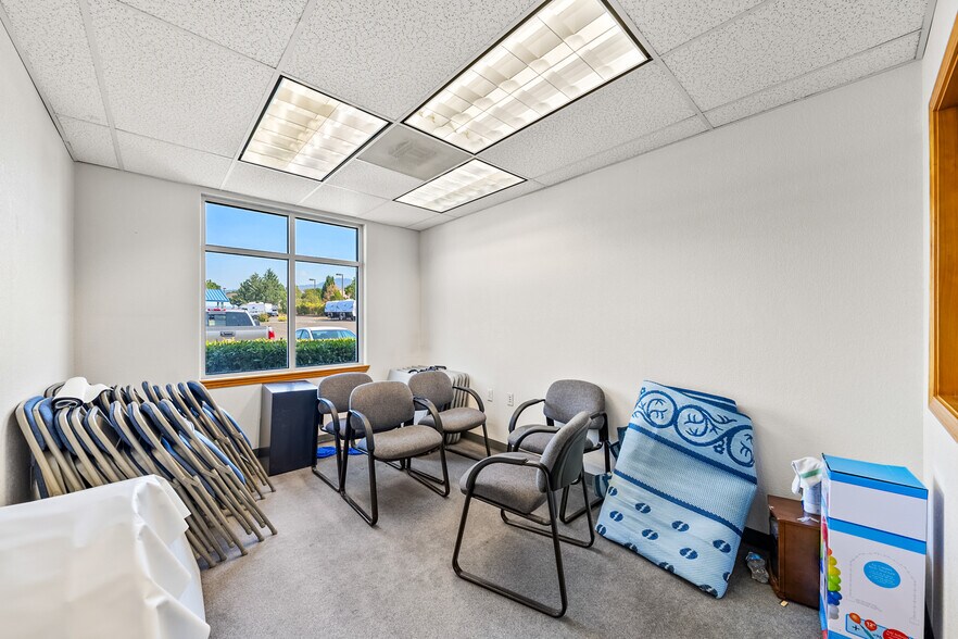 More Photos Of 3976 Crater Lake Ave, Medford Auto Dealership For Lease