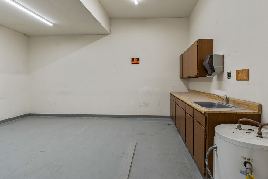 More Photos Of 703 N 7th St, Chewelah Manufacturing For Lease