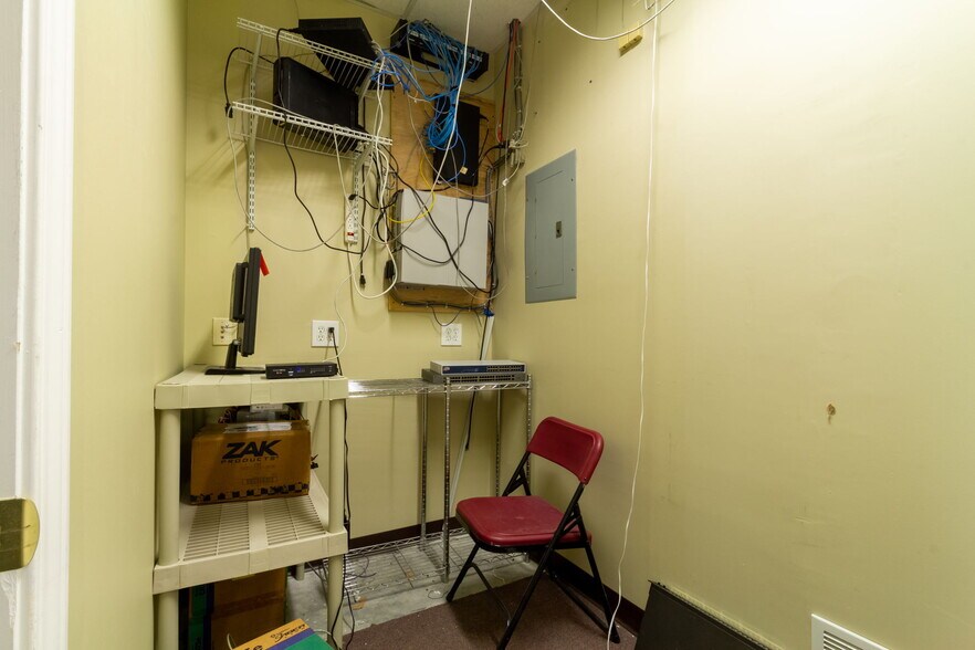 More Photos Of 94 E Crogan St, Lawrenceville Office For Lease