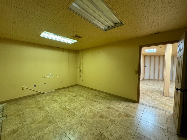 More Photos Of 1010 Us-27 Hwy, Sebring Office For Lease