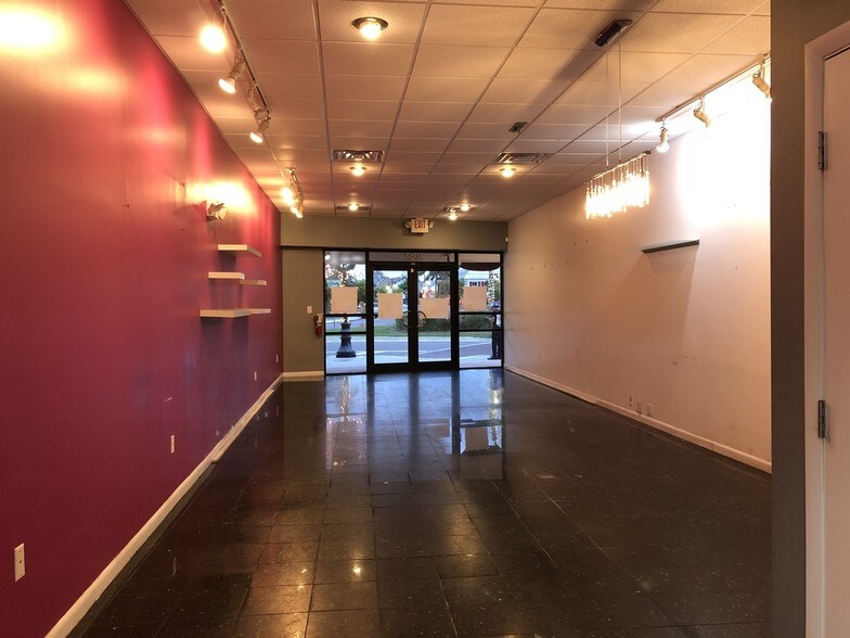 More Photos Of 382 Saint Armands Cir, Sarasota Storefront For Lease