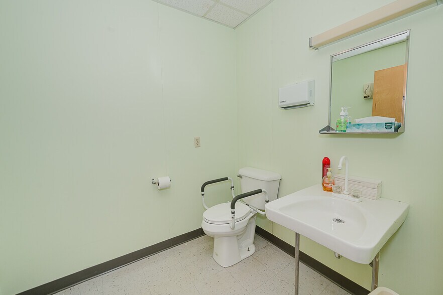 More Photos Of 1482 Butler Rd, Worthington Medical For Sale