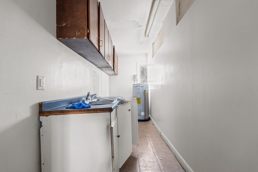 More Photos Of 421 Vine St, Eden Hotel For Sale