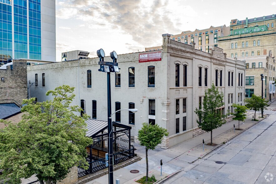 More Photos Of 1101 N Market St, Milwaukee Office For Sale