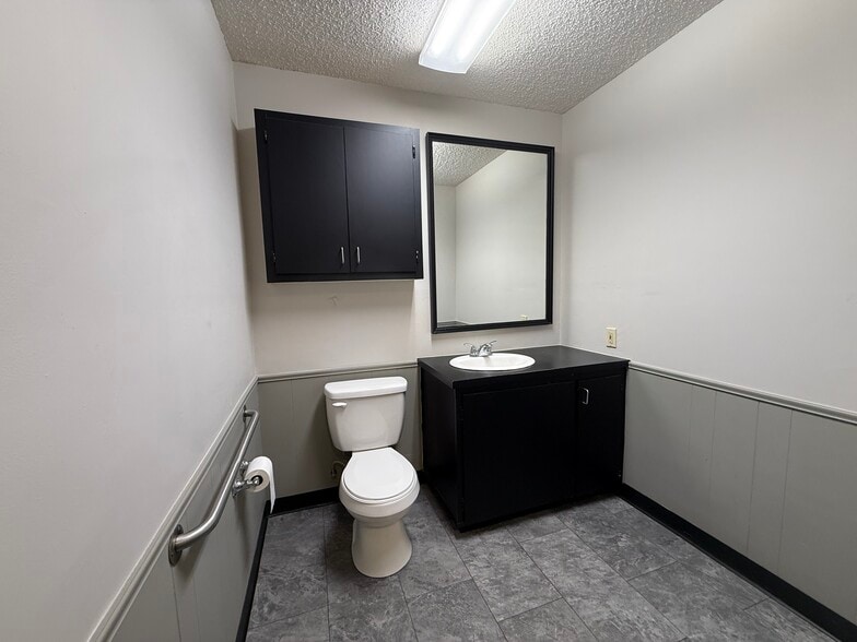 More Photos Of 505 E 3rd St, Bartlesville Unknown For Lease