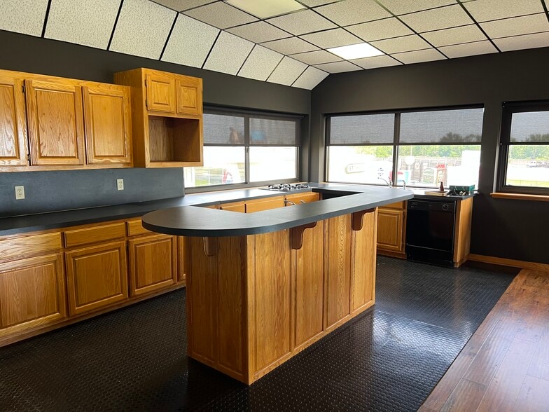 More Photos Of 10115 E 45th Pl, Tulsa Service For Sale