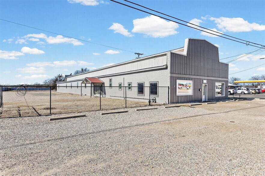 Primary Photo Of 2301 N Main St, Paris Freestanding For Sale