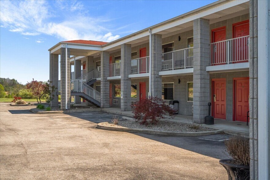 More Photos Of 182 Quillen Chapel Service Rd, Campton Hotel For Sale