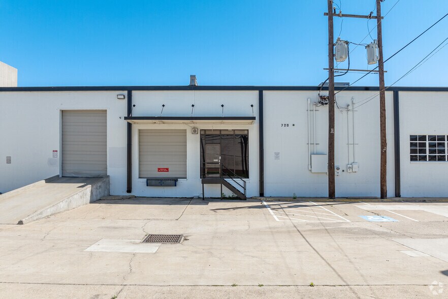 More Photos Of 712-740 W Mockingbird Ln, Dallas Warehouse For Lease