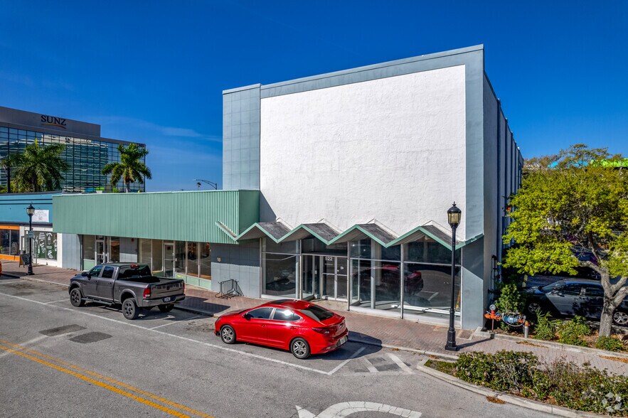 More Photos Of 522-530 13th St W, Bradenton Freestanding For Sale