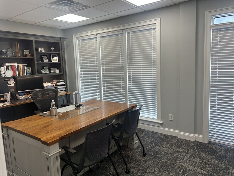 More Photos Of 670 Boston Post Rd, Madison Office For Lease