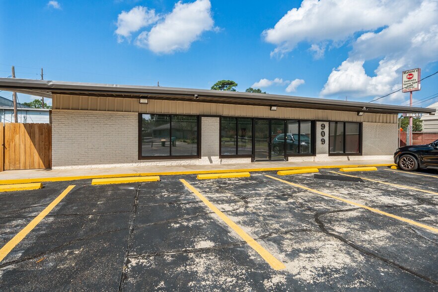 Primary Photo Of 909 Houston St, Conroe Freestanding For Sale