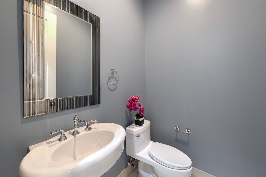 More Photos Of 1226 Heights Blvd, Houston Office For Sale