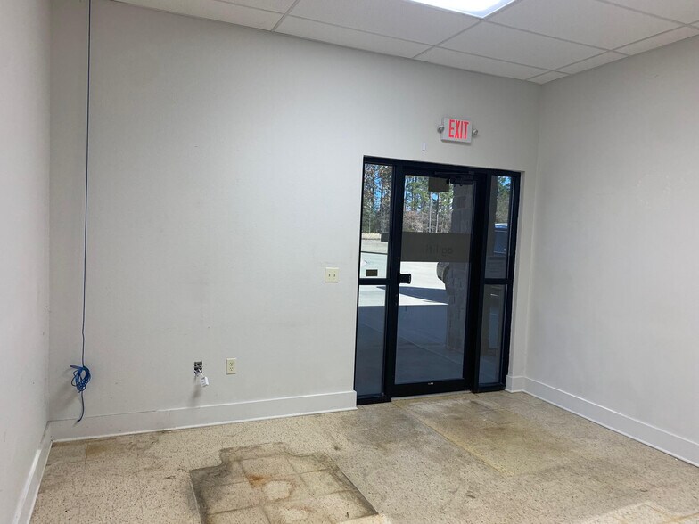 More Photos Of 104 Dowden Pl, Longview Warehouse For Lease