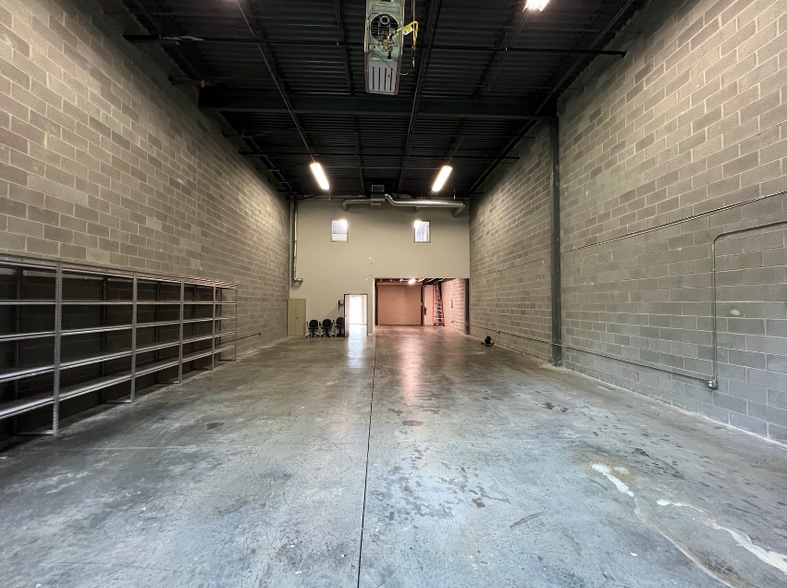More Photos Of 5292 Oakdale Rd SE, Smyrna Showroom For Lease