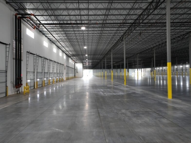 More Photos Of 715 SE Loop 410, San Antonio Manufacturing For Sale