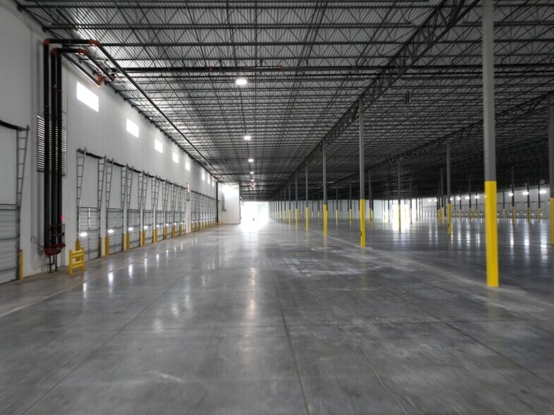 More Photos Of 715 SE Loop 410, San Antonio Manufacturing For Lease