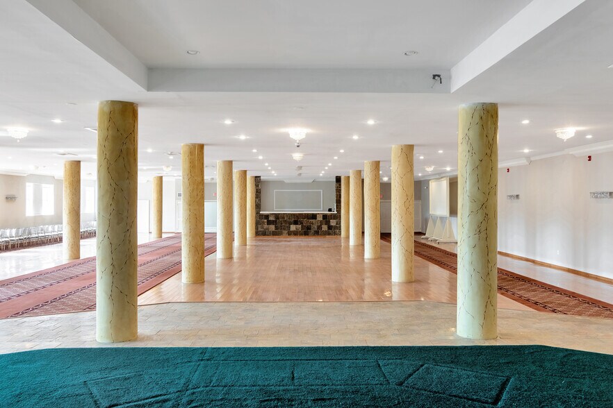 More Photos Of 2613 W Hunting Park Ave, Philadelphia Light Distribution For Lease