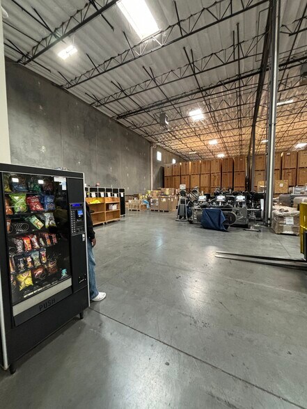 More Photos Of 6425 S Jones Blvd, Las Vegas Distribution For Lease