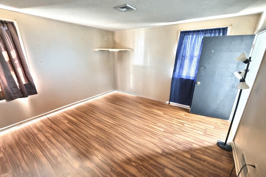 More Photos Of 1 Cherry St, Seven Valleys General Retail For Sale