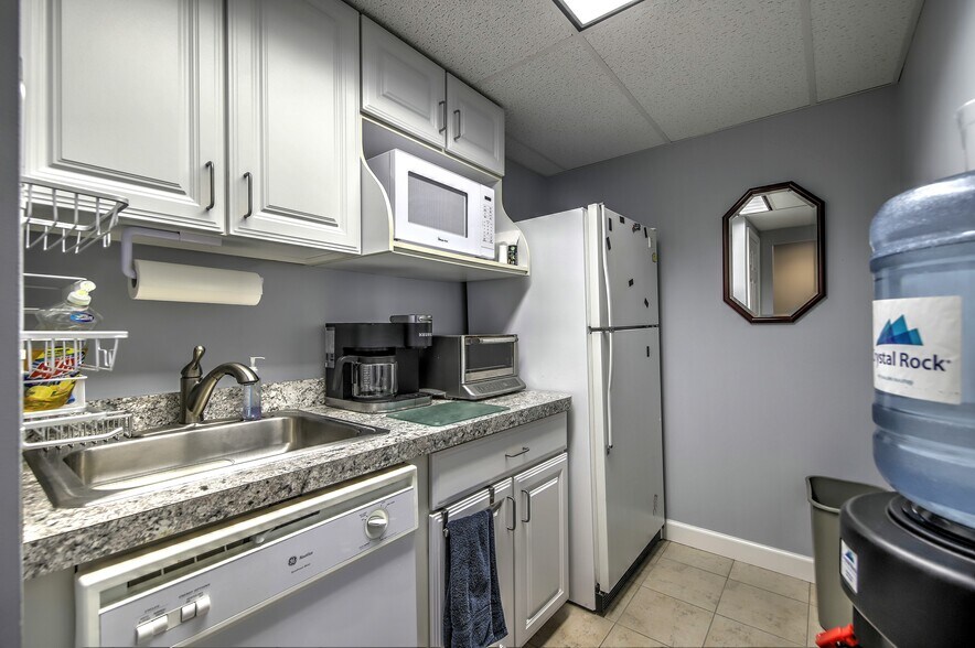 More Photos Of 471 Monroe Tpke, Monroe Medical For Lease