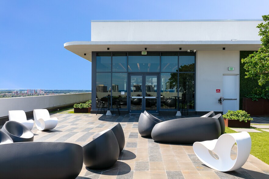 More Photos Of 19790 W Dixie Hwy, Aventura Office For Sale