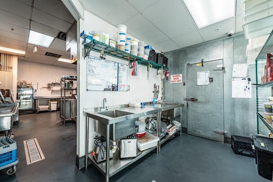 More Photos Of 4757 The Grove Dr, Windermere General Retail For Sale