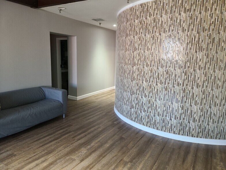 More Photos Of 6780 Southwest Ave, Saint Louis Flex For Lease