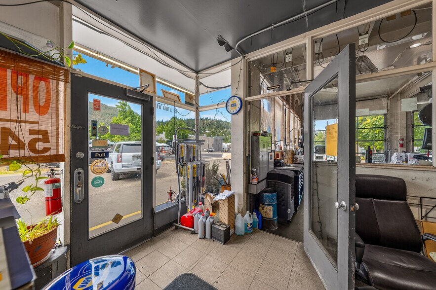 More Photos Of 75 Lithia Way, Ashland Service Station For Sale